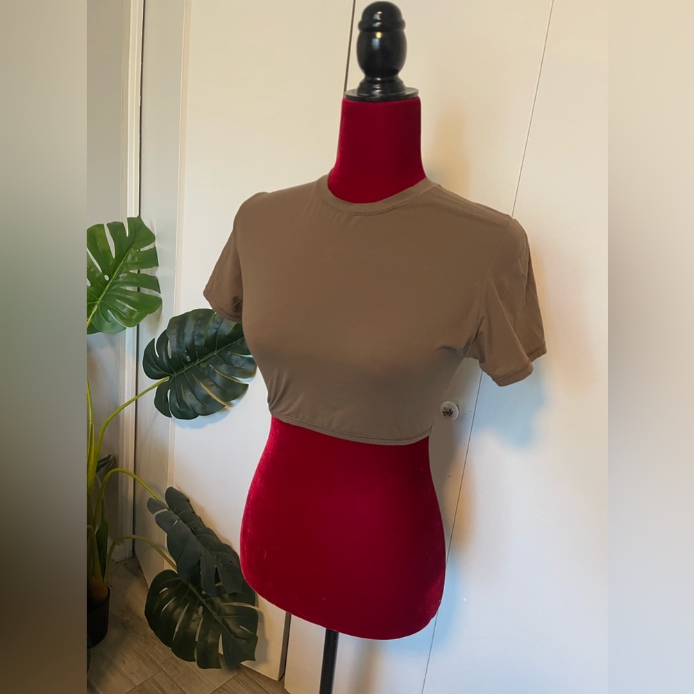 SKIMS fits everybody super cropped t-shirt- size L
